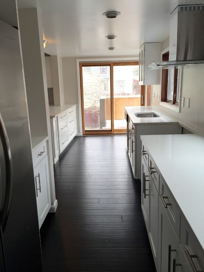 Building Photo - 127 Hyers St