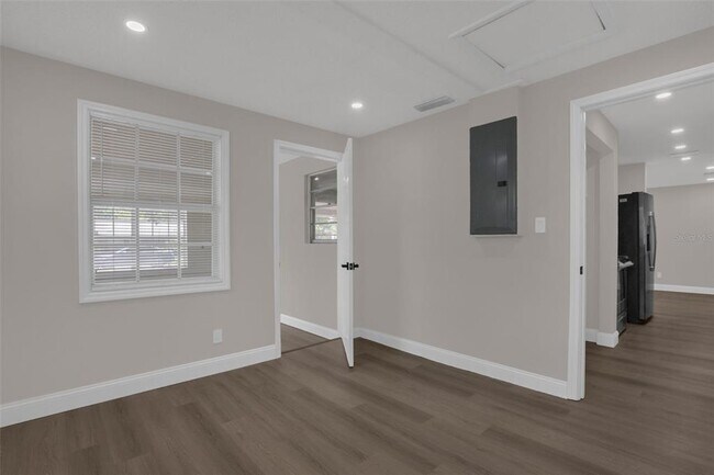 Building Photo - 518 Lavon Dr