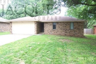 Building Photo - 1031 W Lindberg St