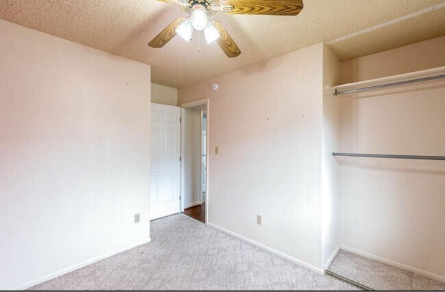Building Photo - 3217-D 1/2 D 1/2 Rd