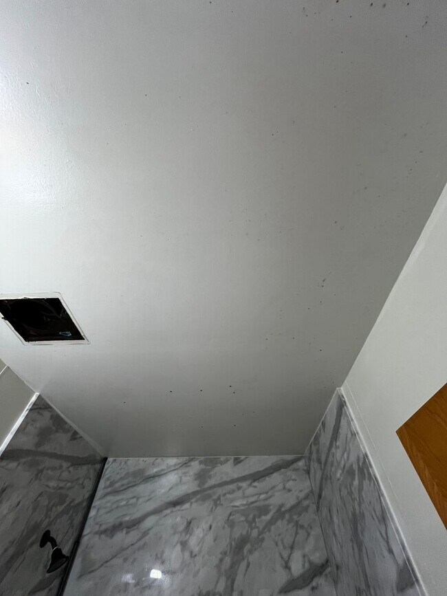 Building Photo - 568-574 E 200 S