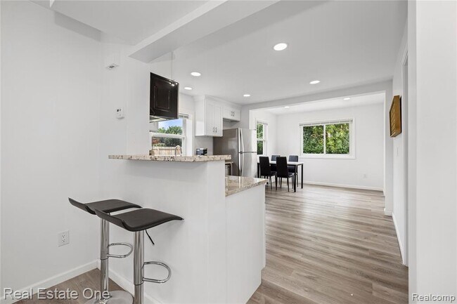 Building Photo - 3420 Fairmont Rd