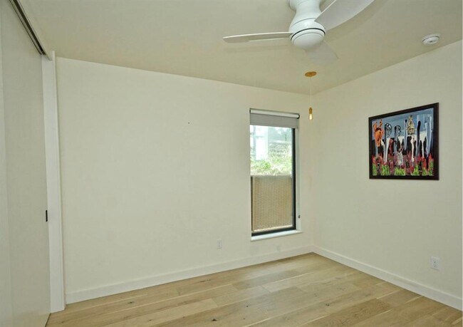 Building Photo - 2308 1/2 E 9th St