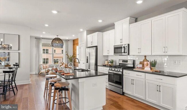 Building Photo - 727 Peony Ln