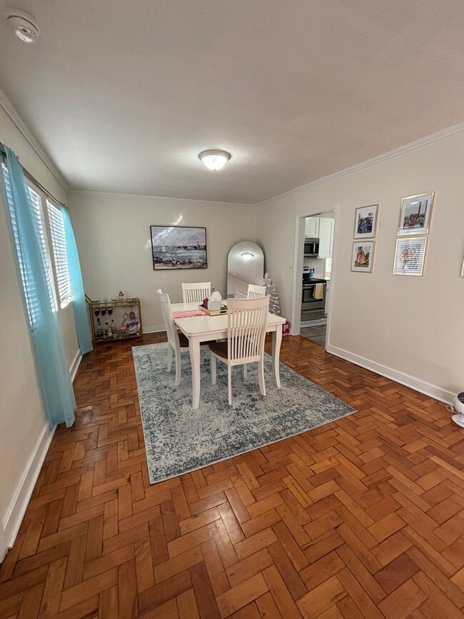 Building Photo - R1026 University Heights