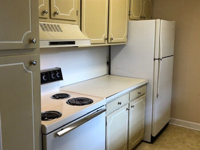 Building Photo - Nice 2BR/1.5BA Condo with golf course view!!