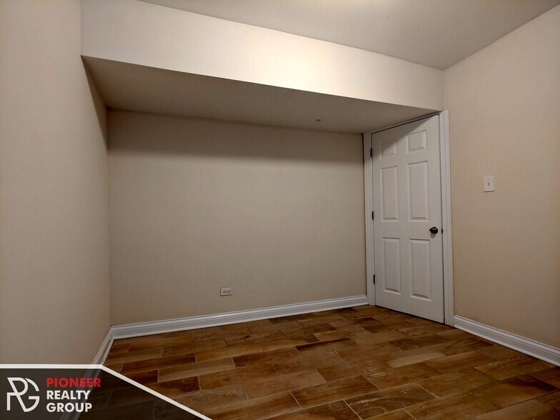 Building Photo - 3721 N Pine Grove Ave