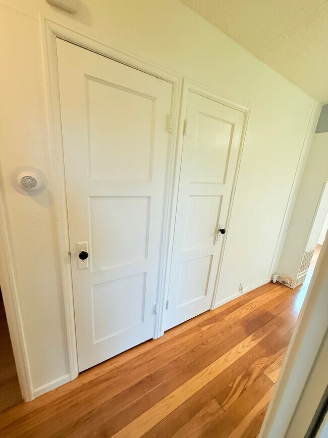 Building Photo - Duplex unit close to Olympic College.