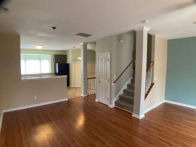 Building Photo - 3 Bed, 3.5 Bath Townhome with Garage!