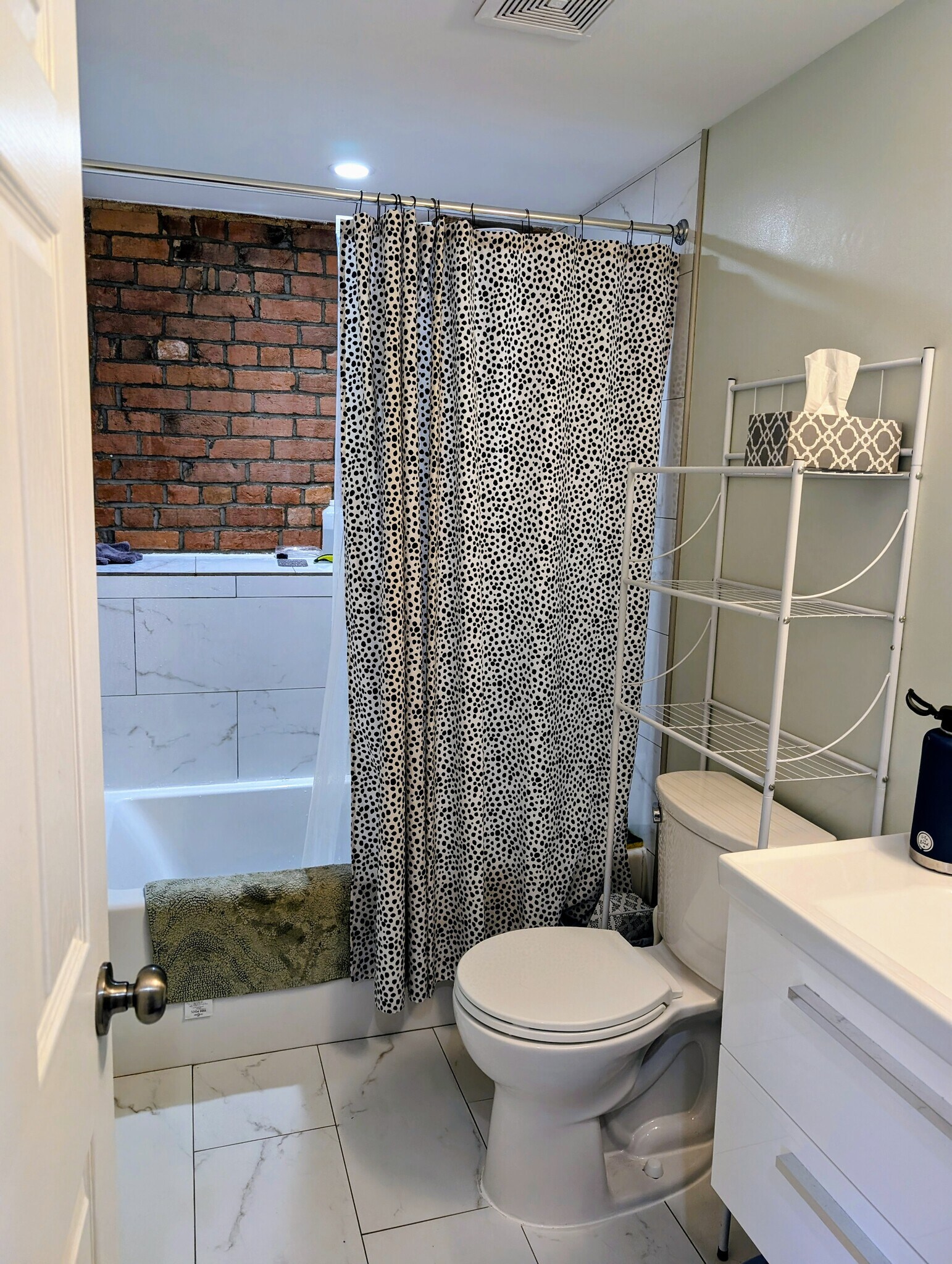 full bath, BR I - 836 York St