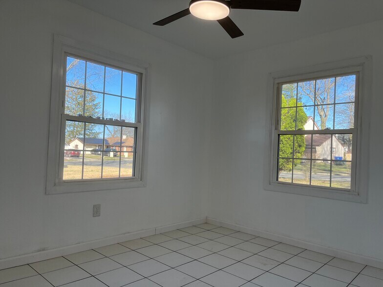 Building Photo - 65 Peacock Ln