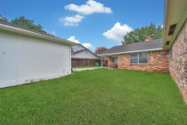 Building Photo - 626 Park Knoll Ln