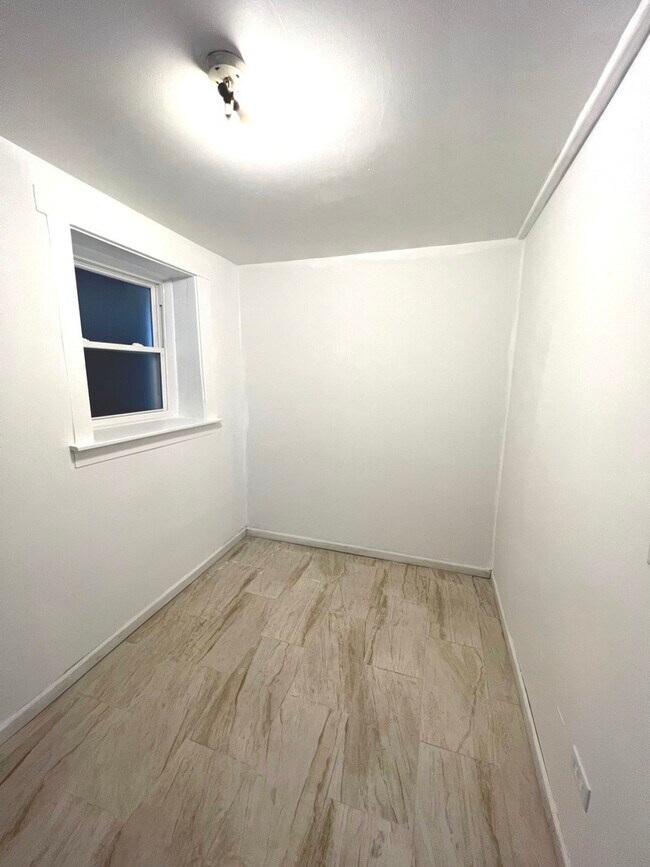 Building Photo - 2312 W 23rd St