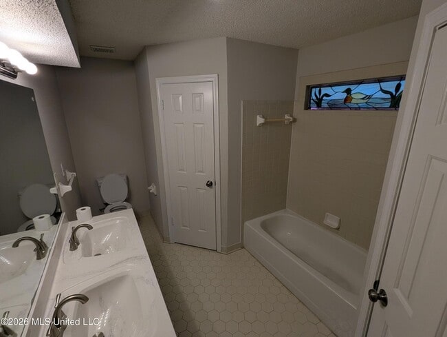 Building Photo - 5640 Ingleside Dr