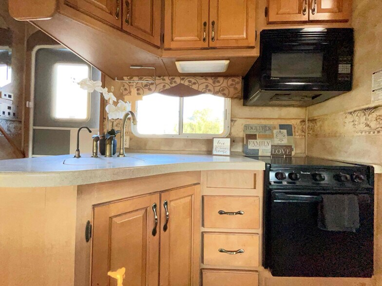 Building Photo - 210 San Antonio Cir