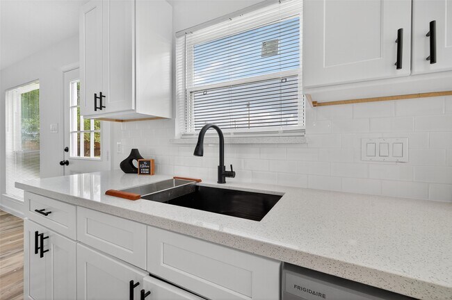 Building Photo - 6307 Marinwood Dr