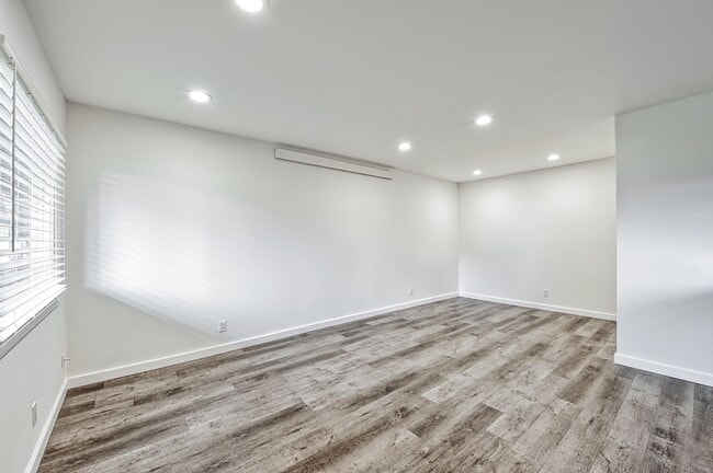 Building Photo - Lovely Apartment in Sehome - $400 OFF!**