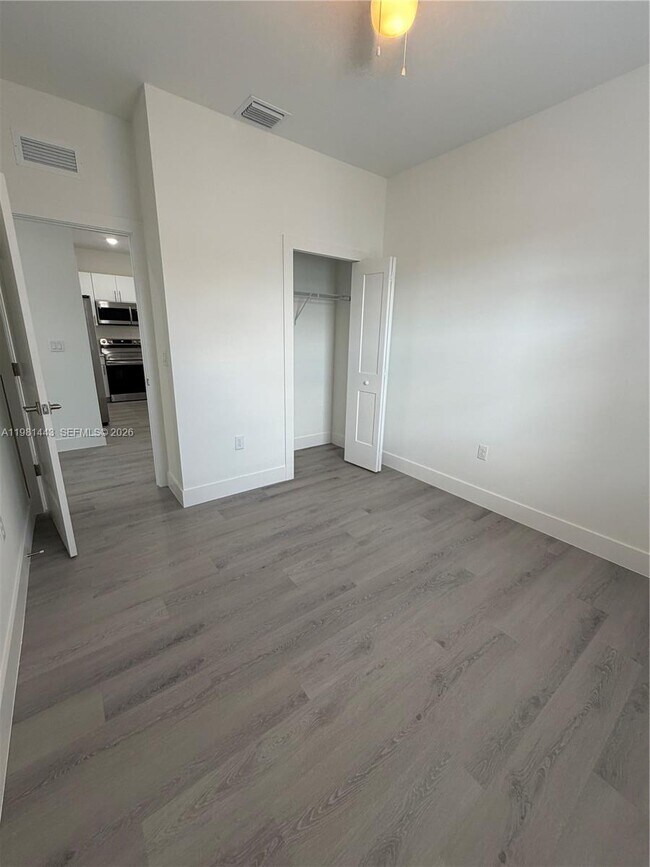 Building Photo - 723 Ivan Ave S