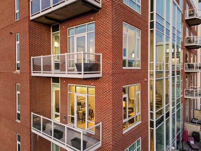 Building Photo - 1145 N High St