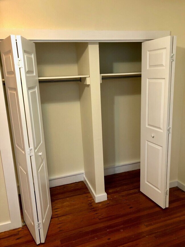 Building Photo - 2BD/1BA in the heart of Uptown