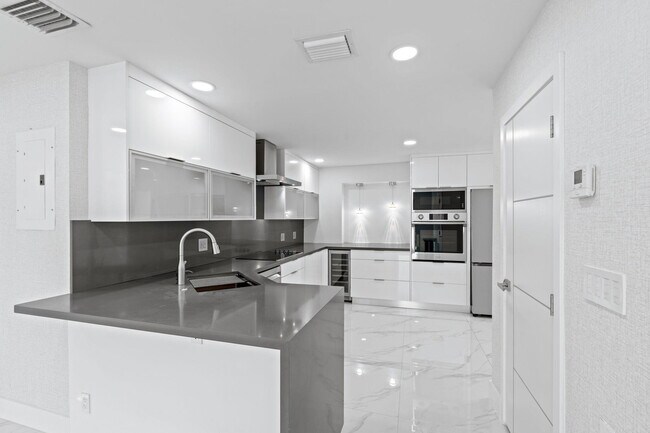 Building Photo - 5341 N Andrews Ave