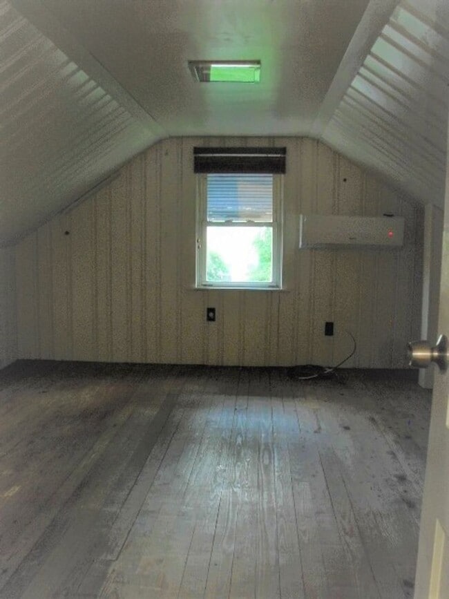 Building Photo - THIS COULD BE YOUR NEW HOME, BUSINESS, OR BOTH!