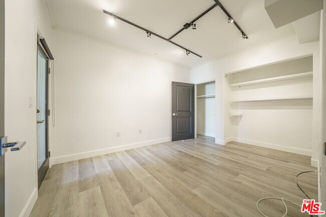 Building Photo - 970 S St Andrews Pl