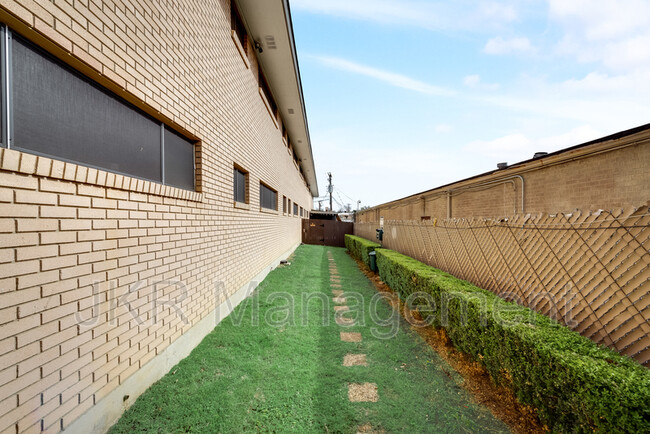 Building Photo - 7102 Glenview Dr