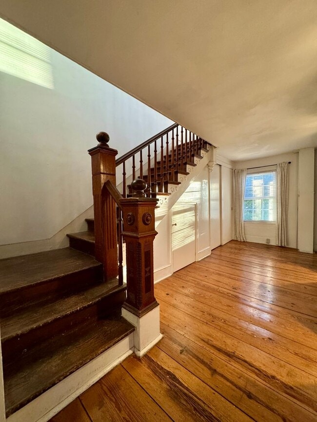 Building Photo - Historic Three Bedroom Home With Ample Outdoor Space - SHORT-TERM LEASE