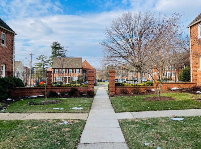 Building Photo - 2008 Fort Davis St SE