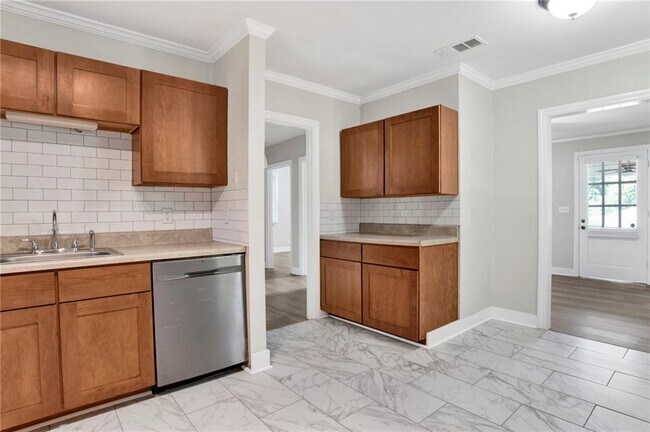 Building Photo - 312 Pineview Ln W
