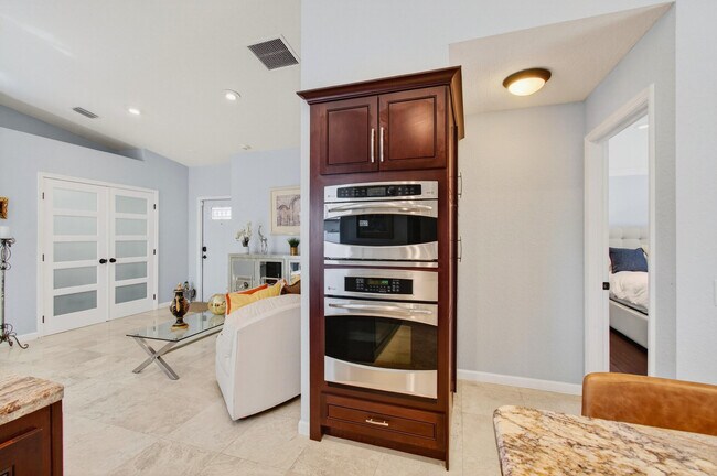 Building Photo - 7076 Middlebury Dr