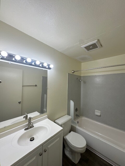 Building Photo - 2-Bedroom Apartment, 1.5 Bath, Downstairs,...