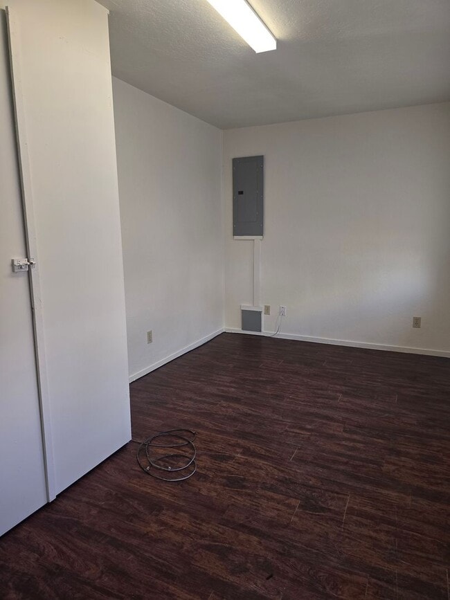 Building Photo - Cute 2 Bedroom