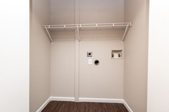 Building Photo - Remodeled 2 Bedroom Duplex in Rogers AR – Pet Friendly, Private Community