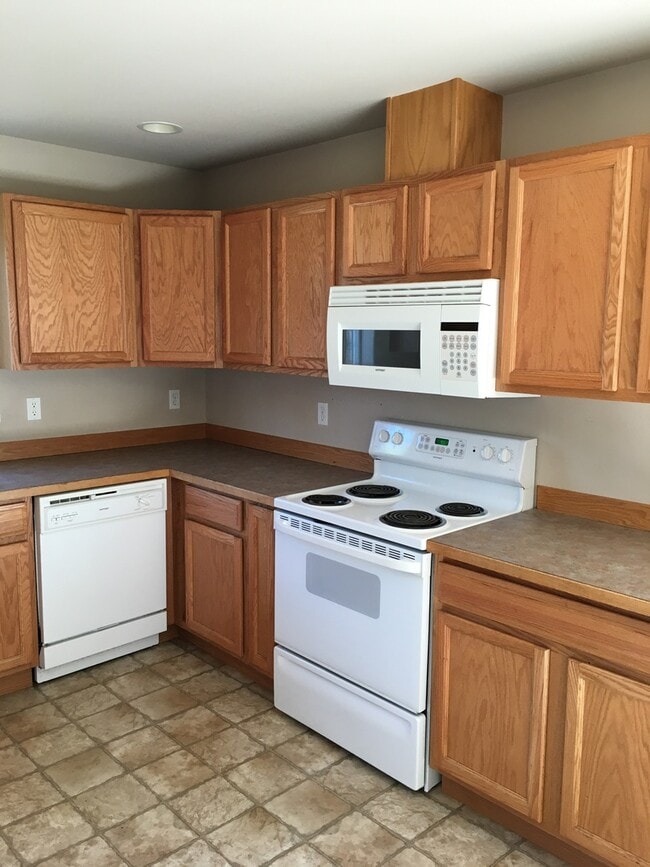 Building Photo - Spacious 3 Bed / 2 Bath - First Month's Rent Half-Off