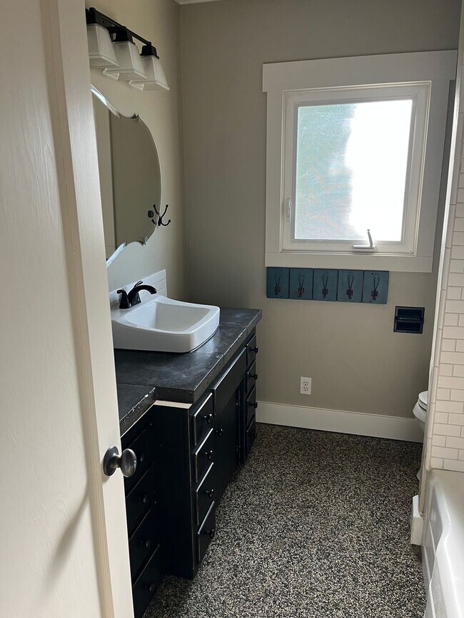 Building Photo - Charming 3-Bed, 2-Bath Home with Oversized...