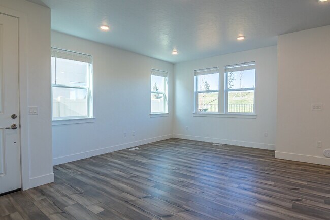Building Photo - "READY NOW! 3-Bed PLUS Office-Townhouse Retreat in Eagle, ID – Spacious Living with 2.5 Baths!"
