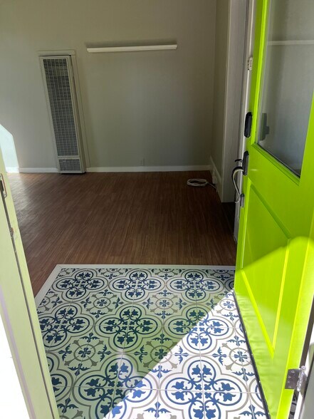 Tile Entry - 663 Tupper St