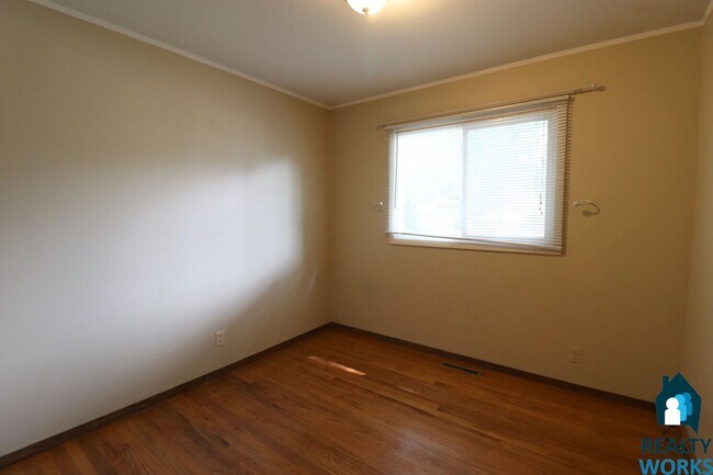 Building Photo - 3 Bedroom home in Wedgewood area