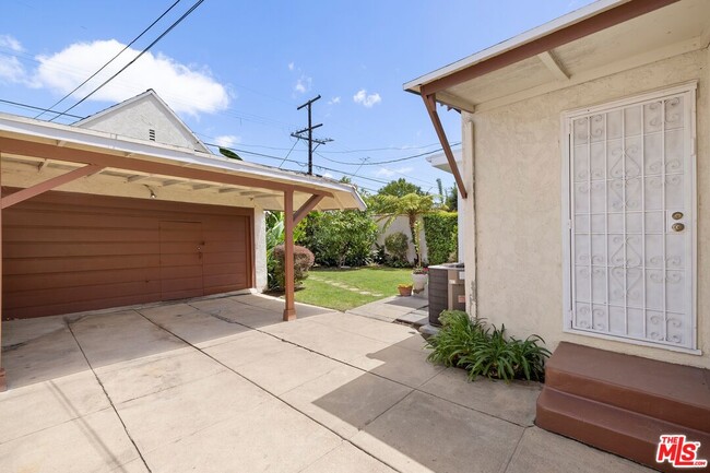 Building Photo - 256 S La Peer Dr