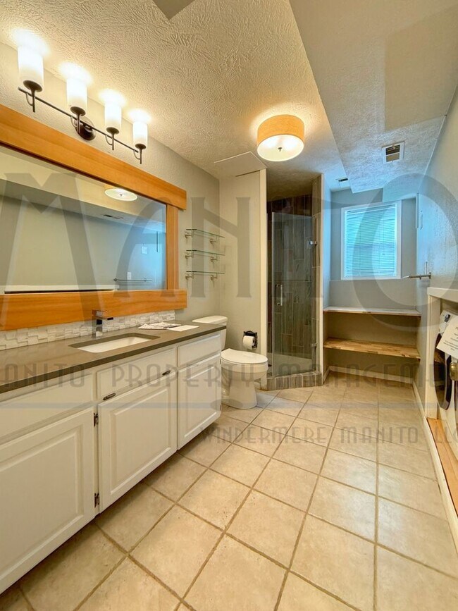 Building Photo - *COMING SOON* Entertainer's Delight - Spra...