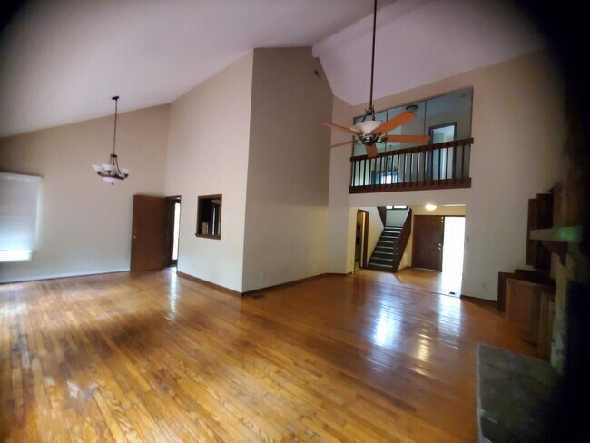 Building Photo - 3004 Stonehenge Ct