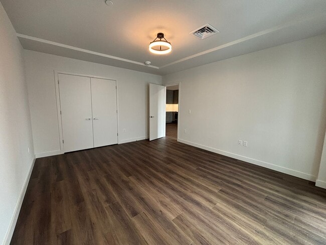 Building Photo - ONE25: Pet-Friendly 1-Bed with Balcony, Do...