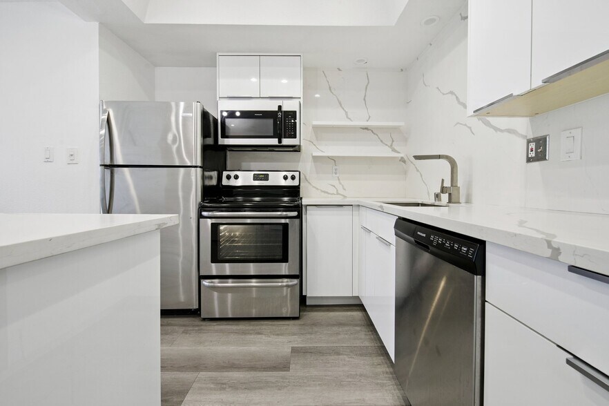 Building Photo - 321 S San Vicente Blvd