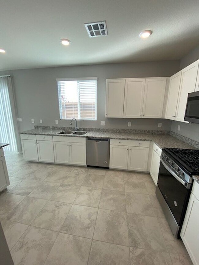 Building Photo - Modern North Las Vegas Townhome with Granite Countertops, Covered Patio & Open-Concept Living