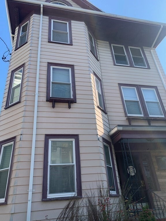 Building Photo - 254 E Cottage St