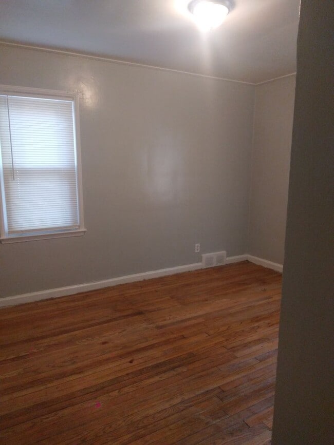 Building Photo - 19356 Westmoreland- 3 BED & 1.5 BATH FOR RENT