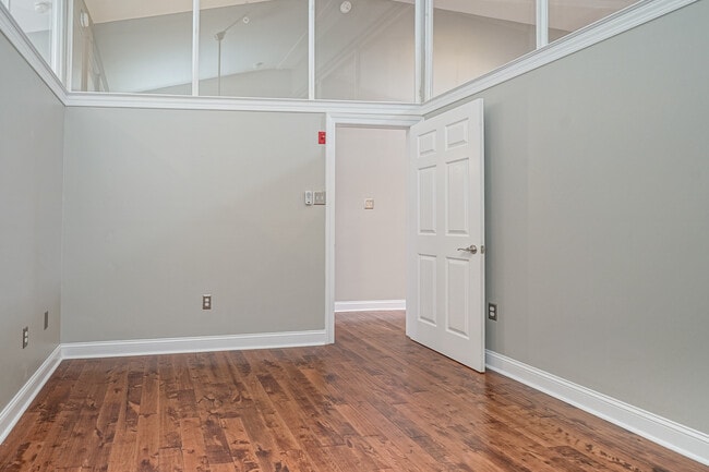 Building Photo - 6 Strawberry St