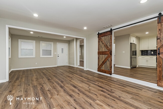 Building Photo - 905 King Dr SE